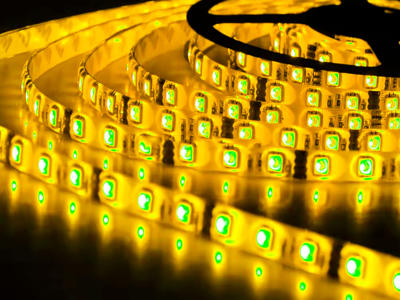 LED strip 24V. 5 m. GUL 5W/m. IP65. 10mm PCB. 50 cm. 0.5mm2 ledning begge ender